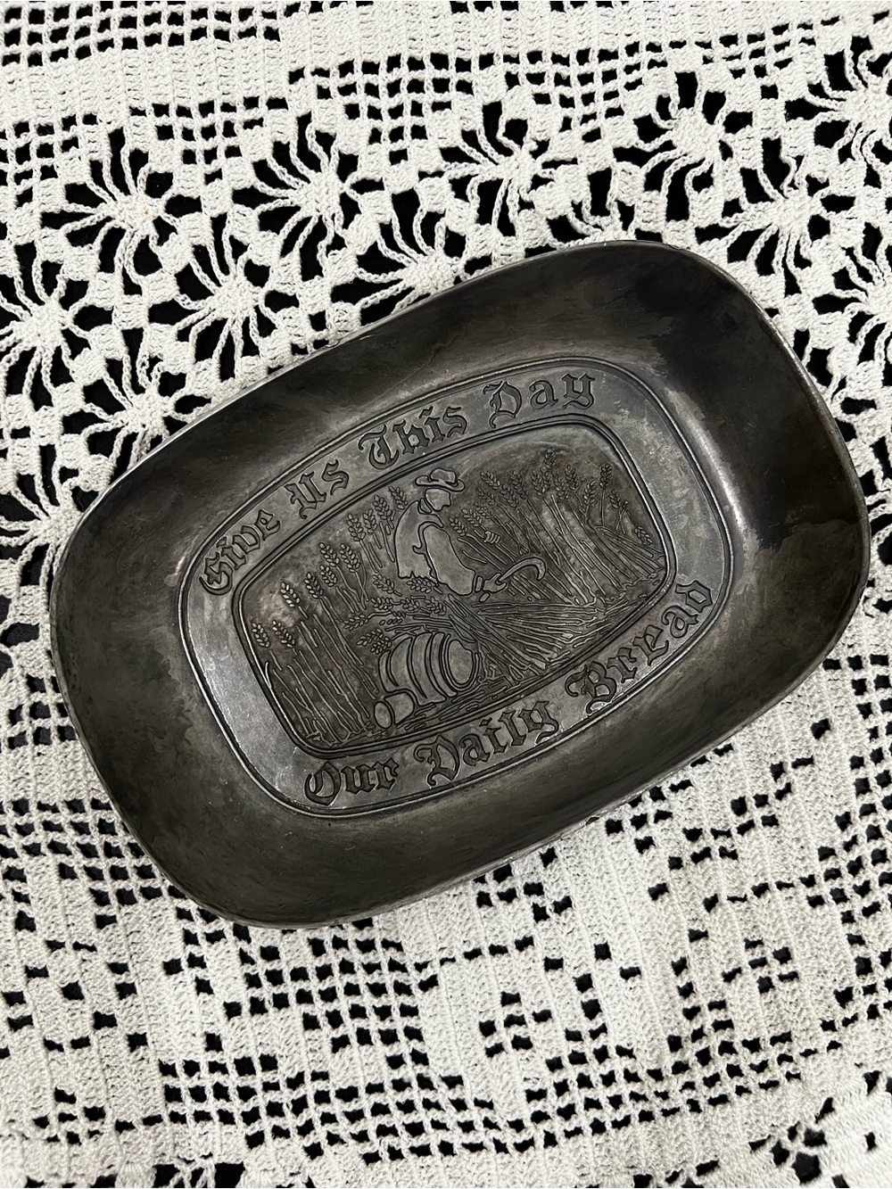 🩶✨ Vintage Pewter Bread Dish ✨🩶